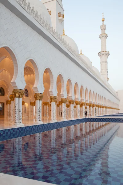 在日落时，阿布扎比，阿联酋大谢赫 · 扎耶德清真寺 — 图库照片