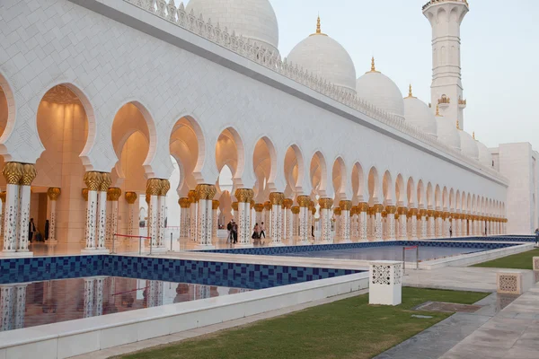 日没、アブダビ、アラブ首長国連邦でのグランド ・ シェイク ・ ザーイド ・ モスク — ストック写真