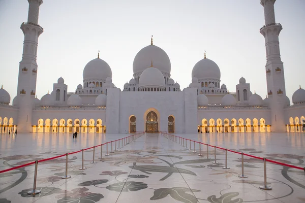 Grand Schejk Zayed-moskén i solnedgången, Abu Dhabi, Förenade Arabemiraten — Stockfoto