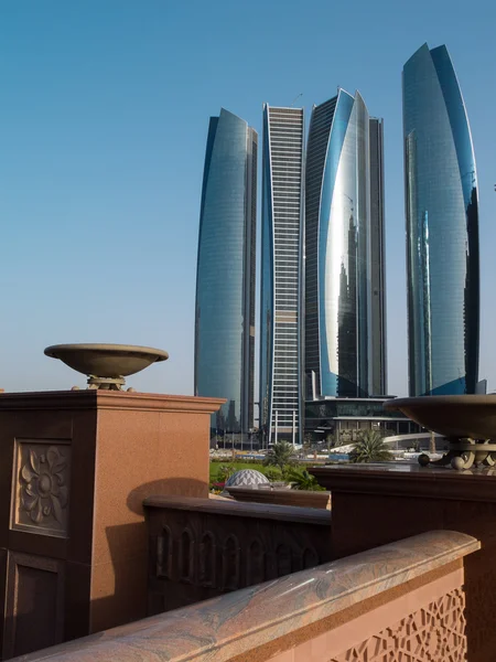 Os arranha-céus futuristas em Abu Dhabi — Fotografia de Stock