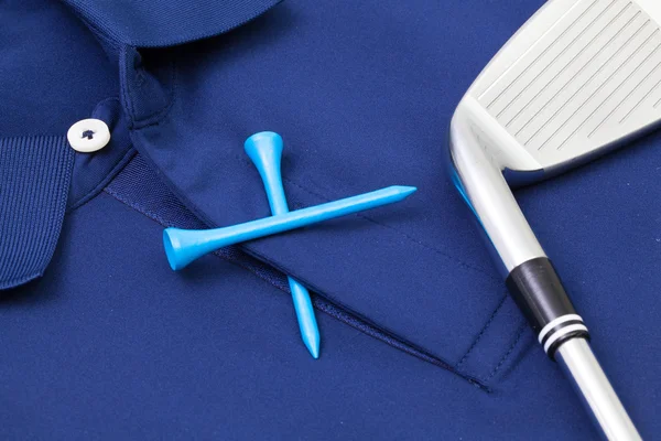Голубая рубашка для поло и снаряжение для гольфа — стоковое фото
