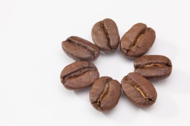 Beyaz masada kahve çekirdekleri