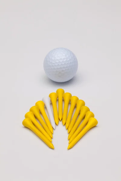 Golfabschläge und Golfball auf weißem Hintergrund — Stockfoto