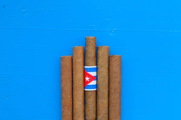 Detalle de puros cubanos de lujo en la mesa azul — Foto de Stock