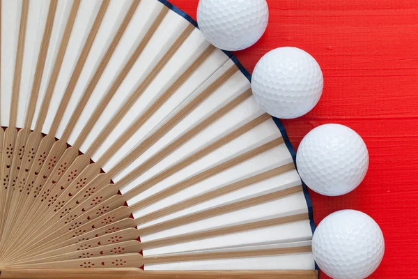 Japán legyező készült, és a golf golyó a piros tábla — Stock Fotó