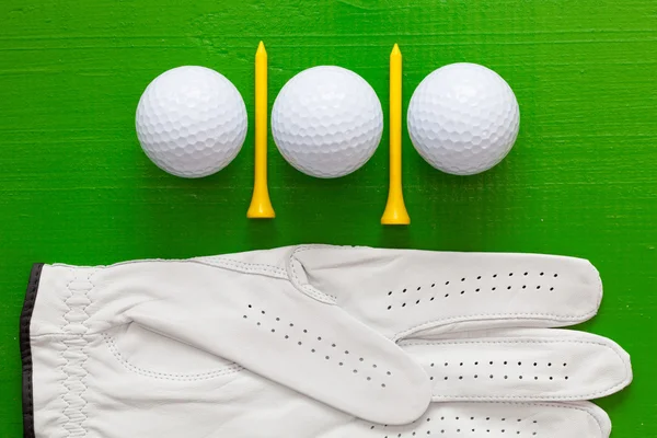 Balles de golf et tee-shirts de golf en bois sur la table verte — Photo