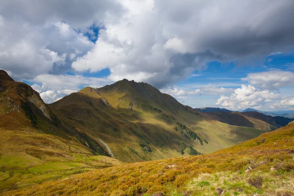 Ośrodek narciarski w Tyrolskich Alpach jesienią, Austria — Zdjęcie stockowe