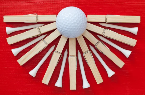 Dizi bez mandal ve ahşap kırmızı masa üzerinde golf topu — Stok fotoğraf