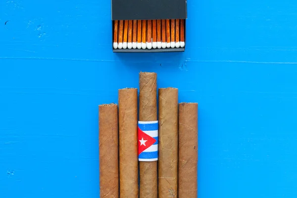 Detalle de puros cubanos de lujo en la mesa azul — Foto de Stock