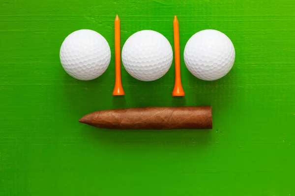 Luxo cubano charuto e equipamentos de golfe na mesa verde — Fotografia de Stock