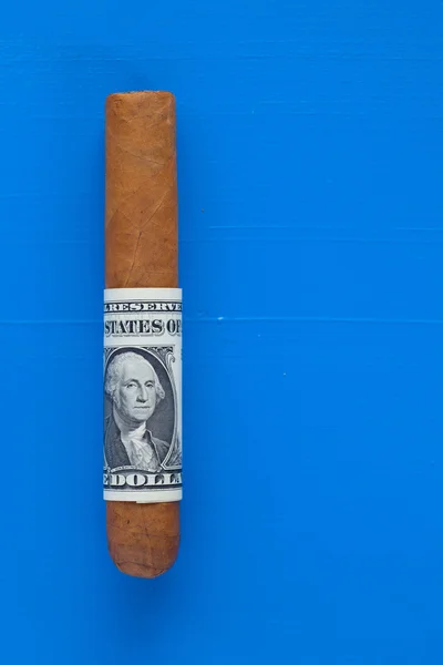 Detalle de cigarro cubano de lujo con dólar estadounidense —  Fotos de Stock