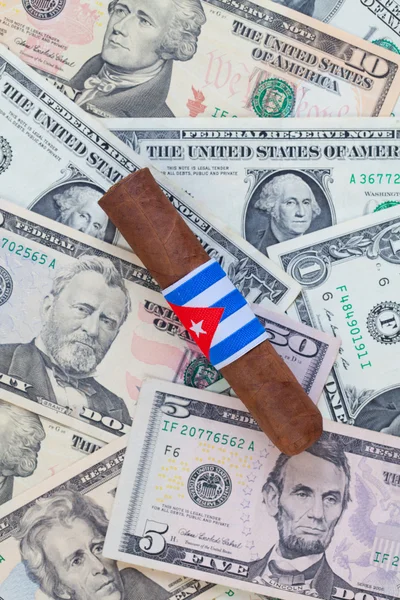 Detalle de cigarro cubano de lujo en dólares estadounidenses — Foto de Stock