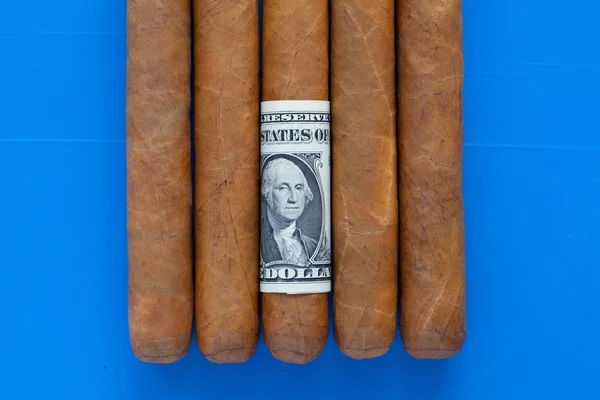 Detalle de cigarros cubanos de lujo con dólar estadounidense —  Fotos de Stock