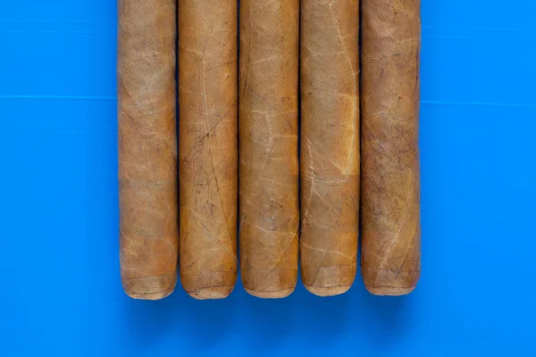 Детали роскошных кубинских сигар на синем столе — стоковое фото