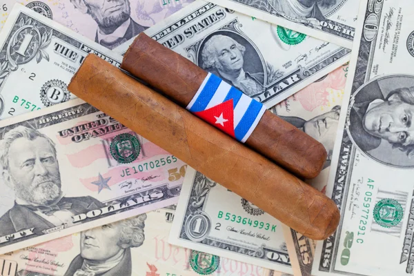 Деталь кубинських сигар розкішних долари США — стокове фото