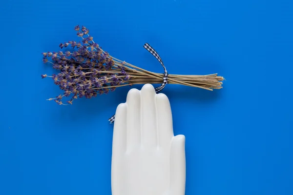 Mano de cerámica y flores de ramo de lavanda en el escritorio de madera azul —  Fotos de Stock