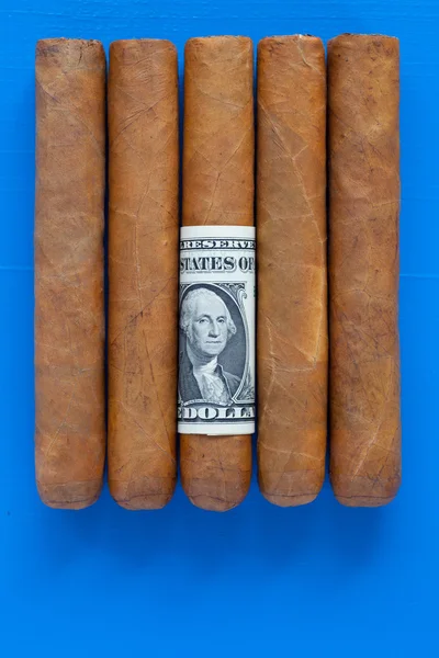Detalj av lyx kubanska cigarrer med oss dollar — Stockfoto