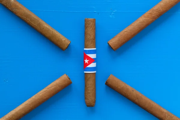 Detalle de puros cubanos de lujo en la mesa azul — Foto de Stock