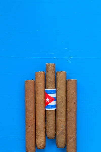 Détail des cigares cubains de luxe sur la table bleue — Photo