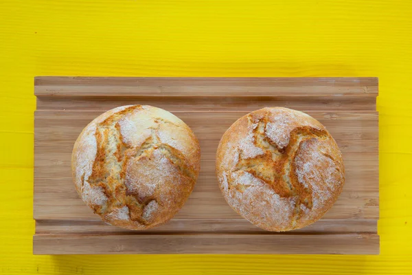 Café da manhã - Dois pão de trigo na mesa de madeira — Fotografia de Stock
