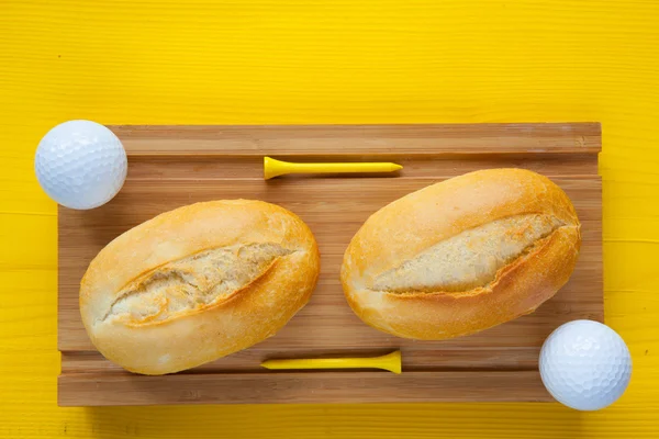 Гольф-завтрак - два пшеничных хлеба и мяча для гольфа — стоковое фото
