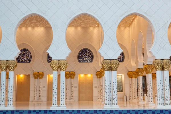 Grand Sheikh Zayed Mosque bij zonsondergang, Abu Dhabi, Verenigde Arabische Emiraten — Stockfoto