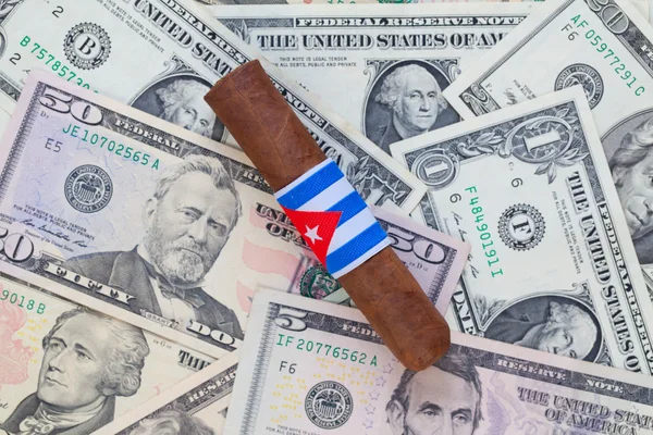 Detail van de Cubaanse sigaar luxe op de US dollar — Stockfoto