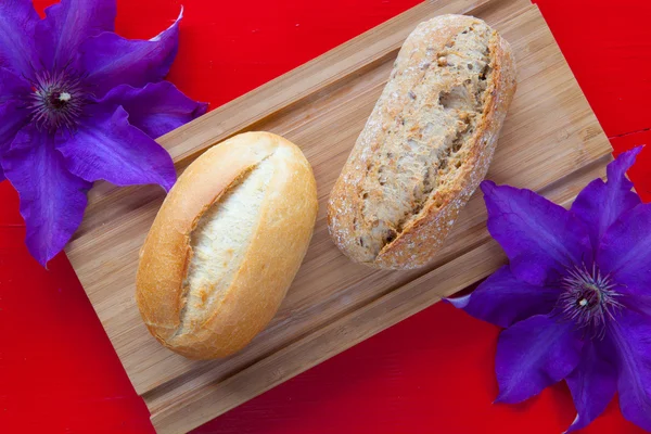 Café da manhã perfumado - Dois pão de trigo e flor clematis — Fotografia de Stock