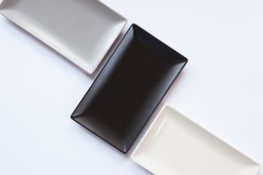 Beyaz arka plan üzerinde üzerinde farklı seramik yemekler