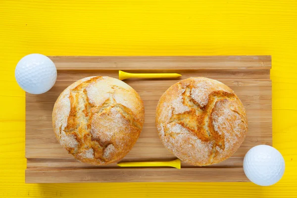 Golf colazione - Due pane di grano e palline da golf — Foto Stock