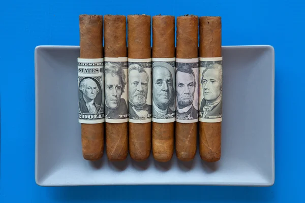 Plat en céramique grise et cigares cubains de luxe avec dollar américain banknot — Photo