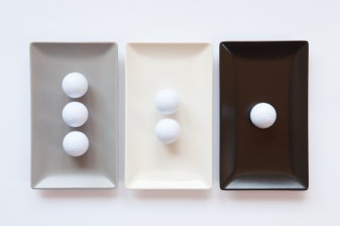 Golf topları ile farklı seramik yemekler 