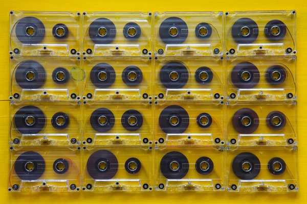Conjunto de cassetes de áudio antigas em mesa de madeira . — Fotografia de Stock