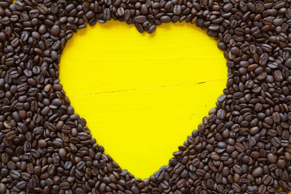 Corazón amarillo de granos de café —  Fotos de Stock