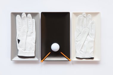 Golf ekipmanları ile farklı seramik yemekler 