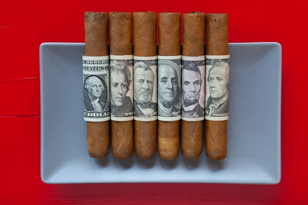 Grå keramiska maträtt och lyxiga kubanska cigarrer med oss dollar banknot — Stockfoto