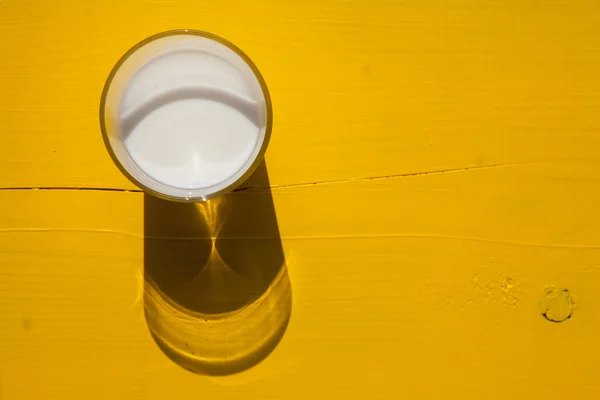 Pohár tejet, a sárga fa tábla — Stock Fotó