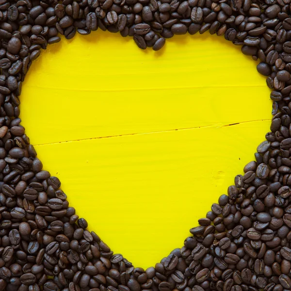 Жовте серце з кавових зерен — стокове фото