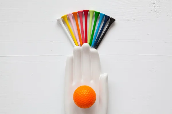 Detail der Keramik-Hand mit Golfbällen und Abschlägen auf dem weißen Woo — Stockfoto