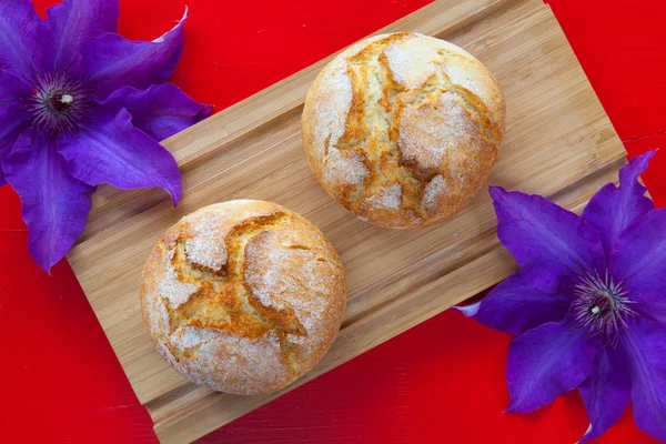 Micul dejun parfumat - Două pâine de grâu și flori clematis — Fotografie, imagine de stoc