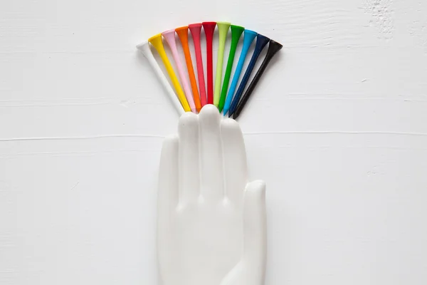Detalle de mano de cerámica con pelotas de golf y tees en el coro blanco — Foto de Stock