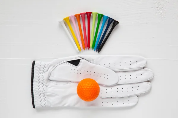 Diferite echipamente de golf pe masa albă — Fotografie, imagine de stoc