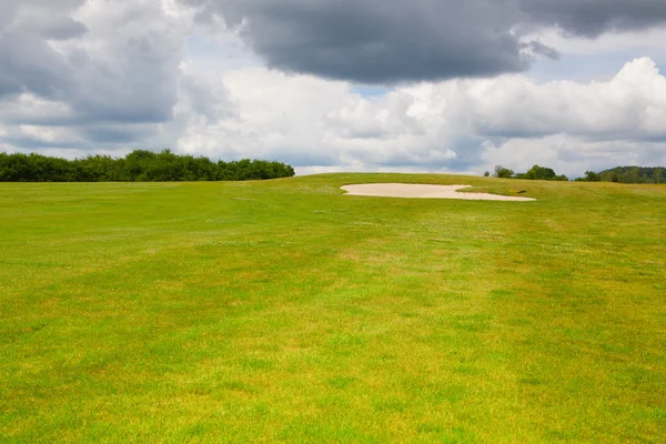 Bunker de golf de arena en un campo de golf vacío antes de la lluvia —  Fotos de Stock