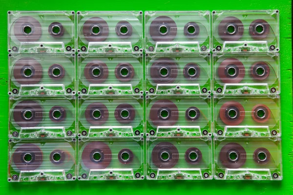 Conjunto de cassetes de áudio antigas em mesa de madeira . — Fotografia de Stock