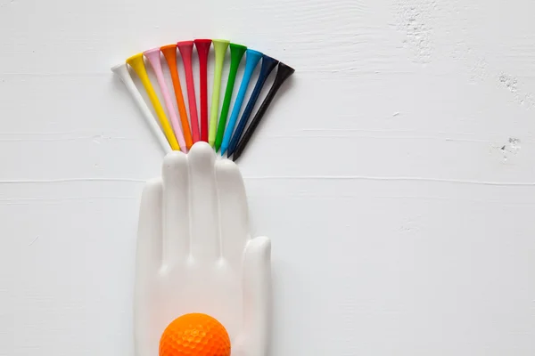 Detail der Keramik-Hand mit Golfbällen und Abschlägen auf dem weißen Woo — Stockfoto