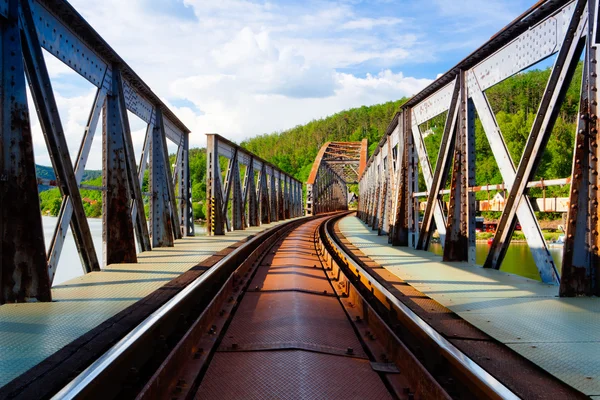 Ponte ferroviária de via única sobre o rio Vltava - Imagem HDR — Fotografia de Stock