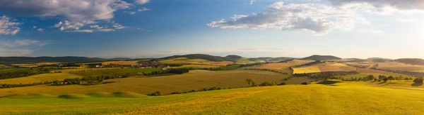 Panoramalandschaft - traumhafte Aussicht vom Golfplatz ins Tal — Stockfoto