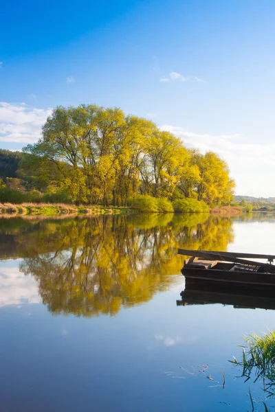 Wooden fishing punt on the river — Stock Photo, Image