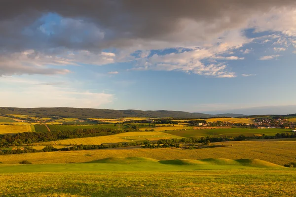 Удивительный вид с поля для гольфа на долину — стоковое фото