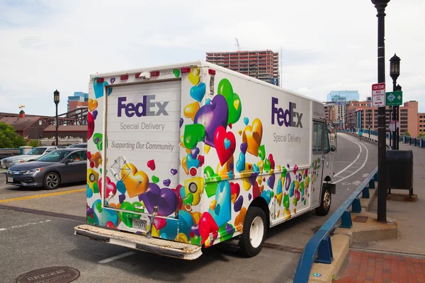 FedEx Special Delivery truck på gaten i Boston . – stockfoto